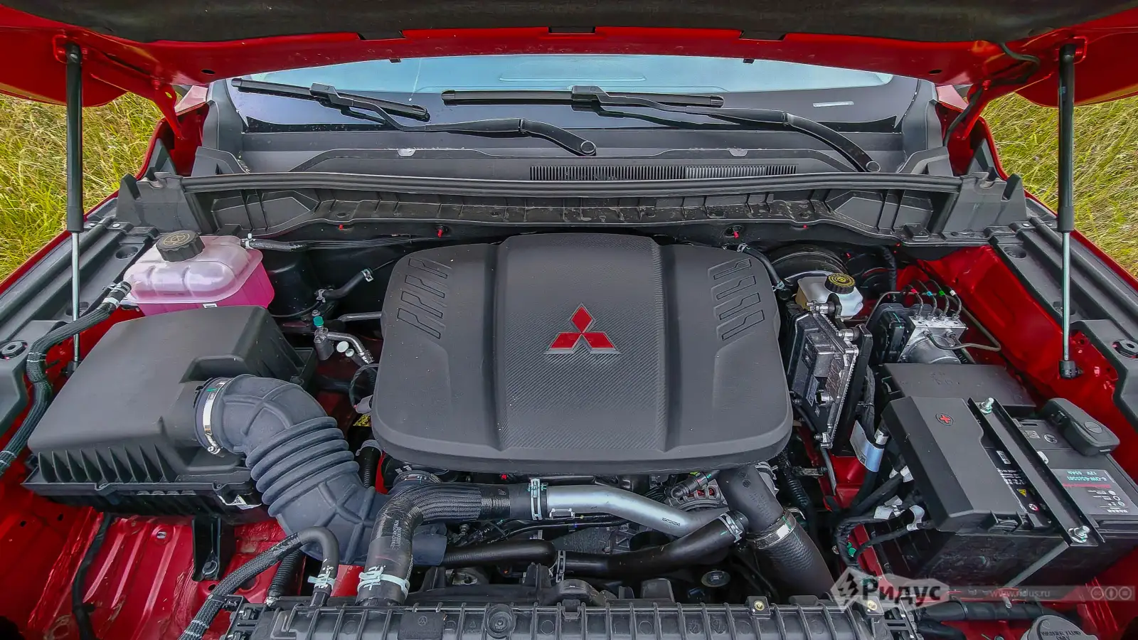 Foton Tunland V9 с бензиновым двигателем, двигатель Mitsubishi. 
