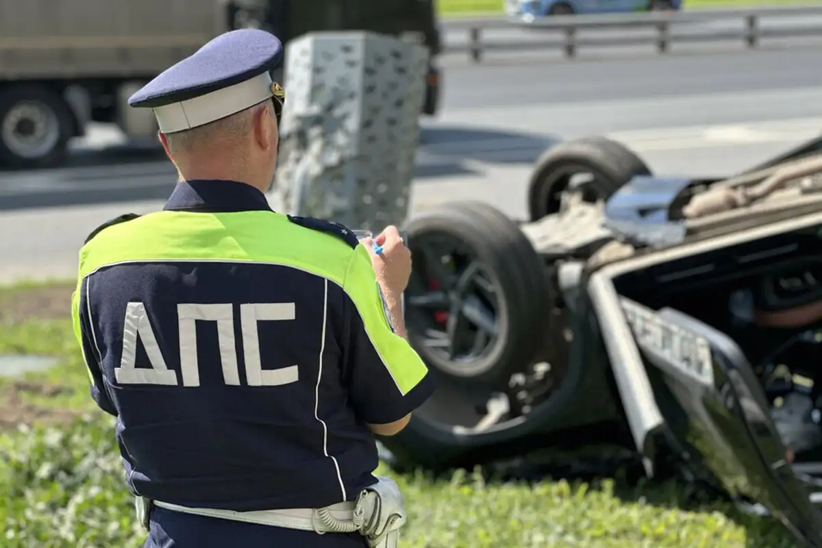 Сотрудник ДПС оформляет ДТП. Архивное фото