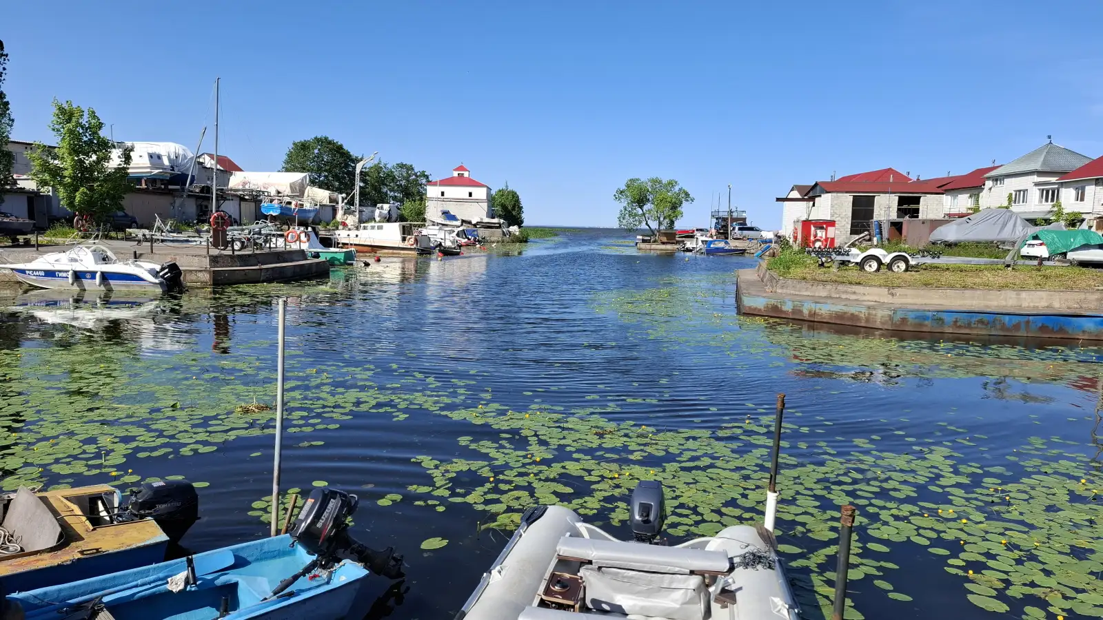Водно-моторный клуб «Нептун» с прямым выходом в Финский залив. 