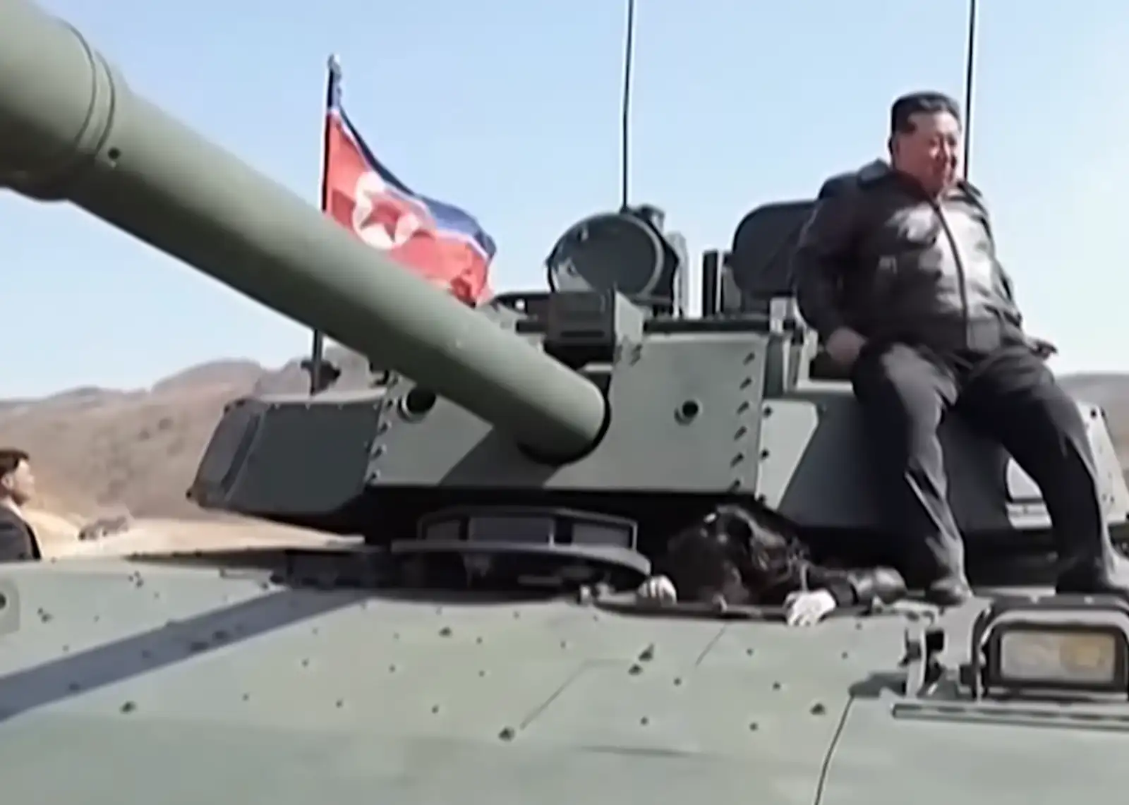 Ким Чен Ын инспектирует танк. 