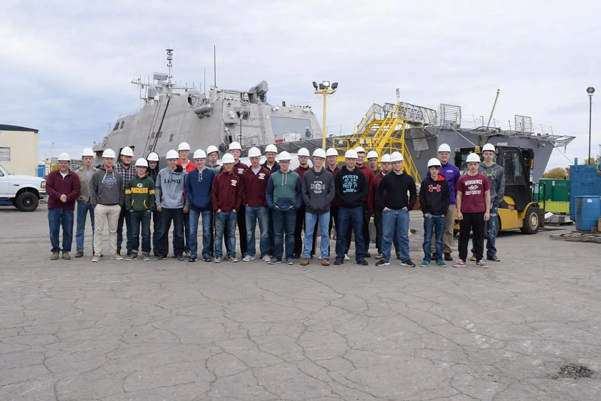 Рабочие судостроительной фирмы Marinette Marine. 
