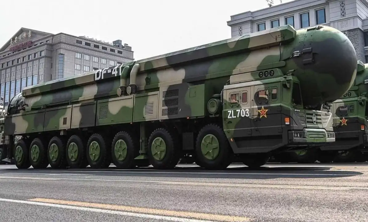 Китайская межконтинентальная баллистическая ракета DF-41 на мобильной пусковой установке. 