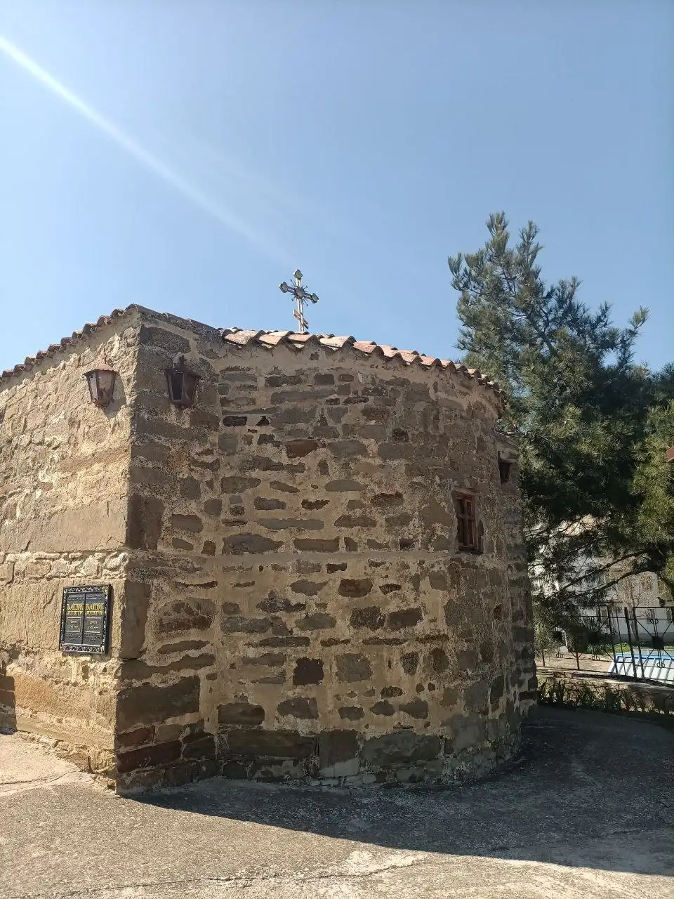 Вербное воскресенье. Один из старейших православных храмов Крыма, да и всей России — Ильи Пророка в Солнечной долине, с X века. Помнит и Восточную Римскую империю, и гэнуэзцев, и осман... В конце XVIII века под её стенами погиб настоятель, отец Петр: убит турками. Сейчас церковь вновь действующая.