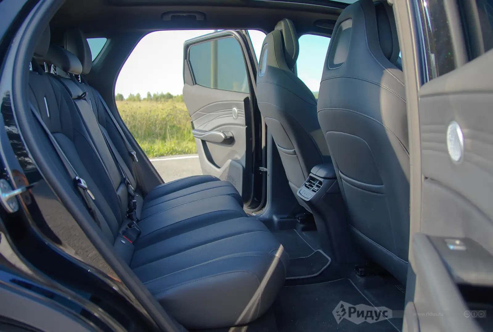 OMODA C7, задний ряд.  