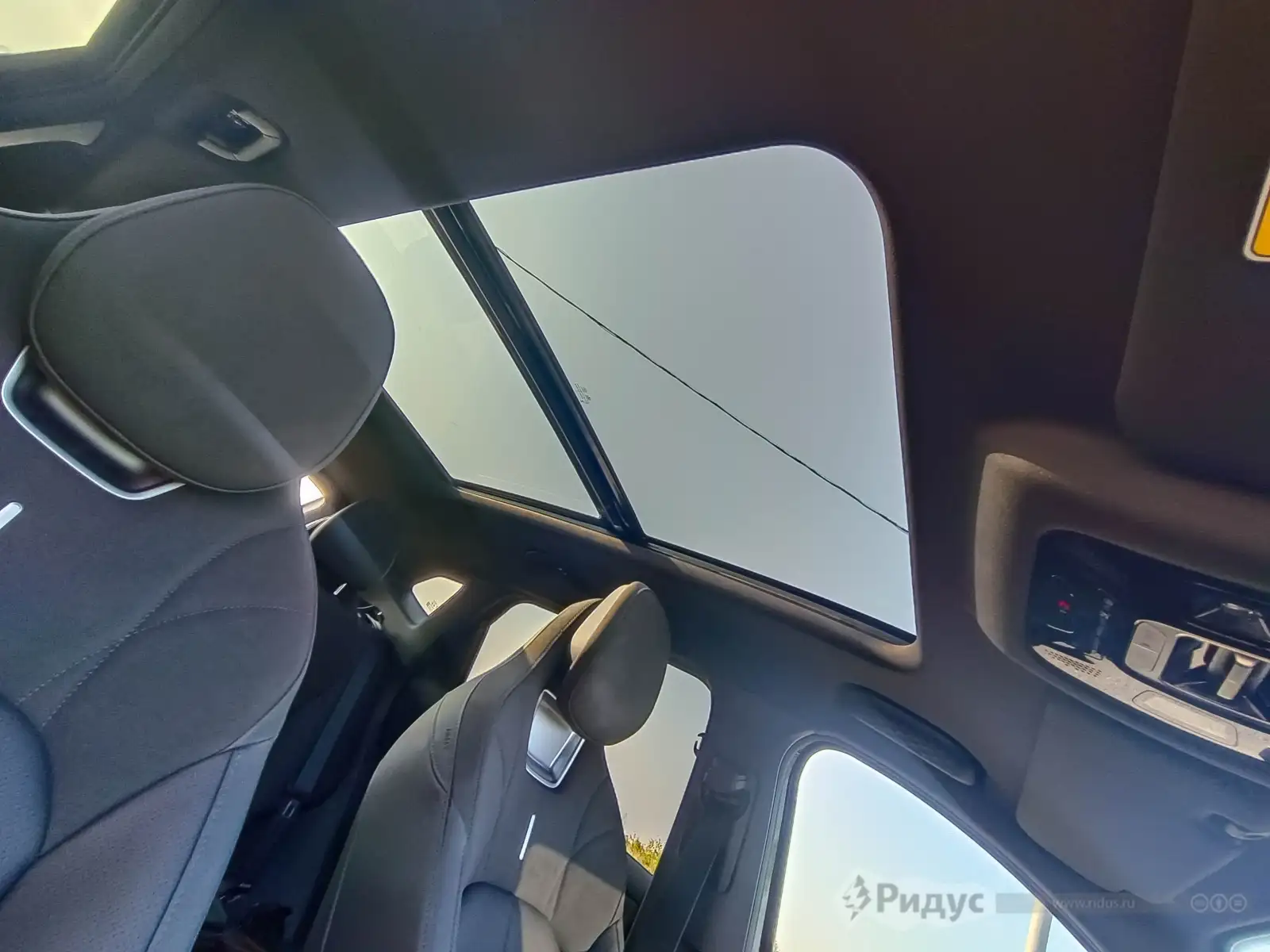 OMODA C7, панорамная крыша.  