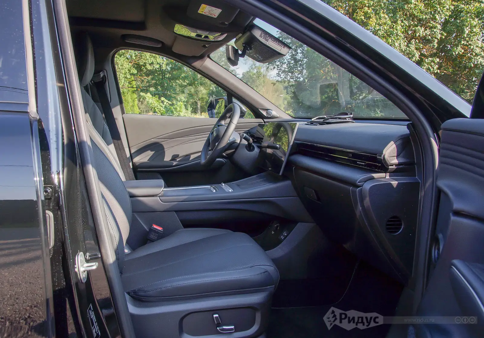 OMODA C7, электрическое регулирование настроек правого переднего сиденья.  