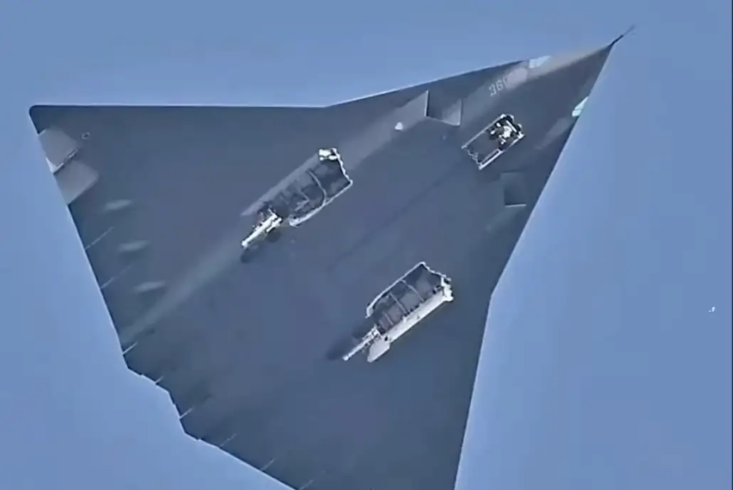 Китайский истребитель шестого поколения J-36. 