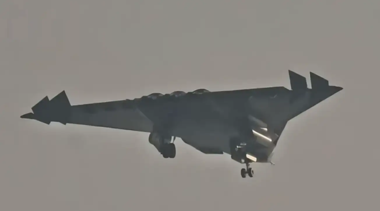 Китайский истребитель шестого поколения J-36. 