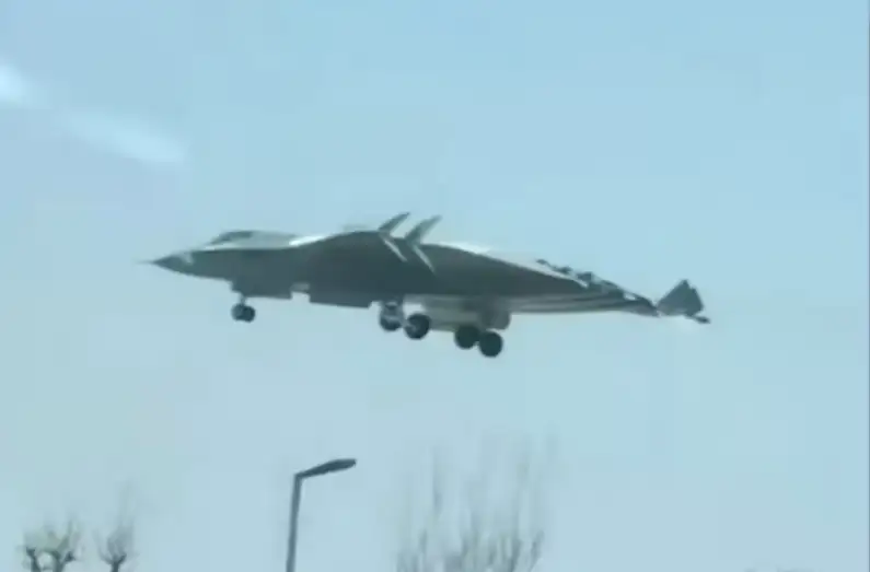 Китайский истребитель шестого поколения J-36. 