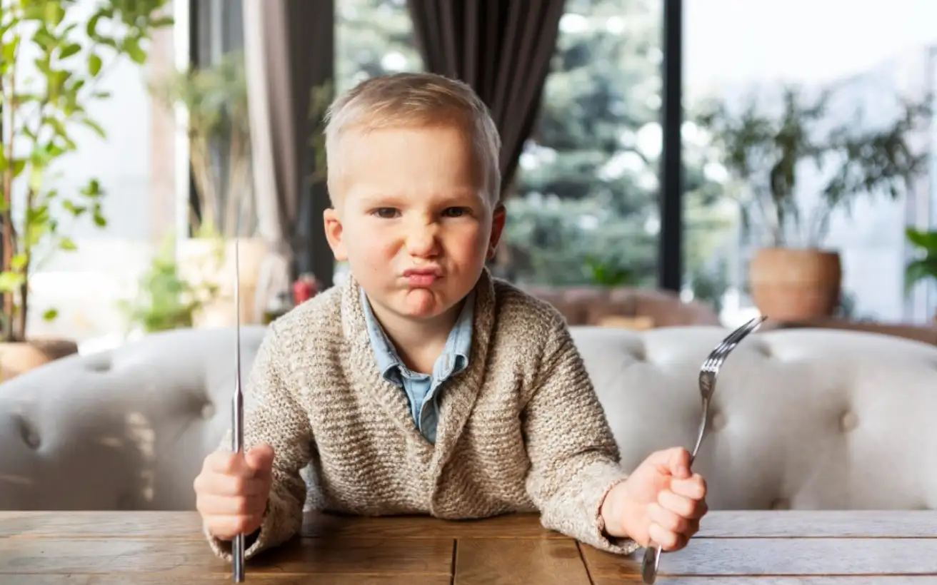 Ребенок за столом.