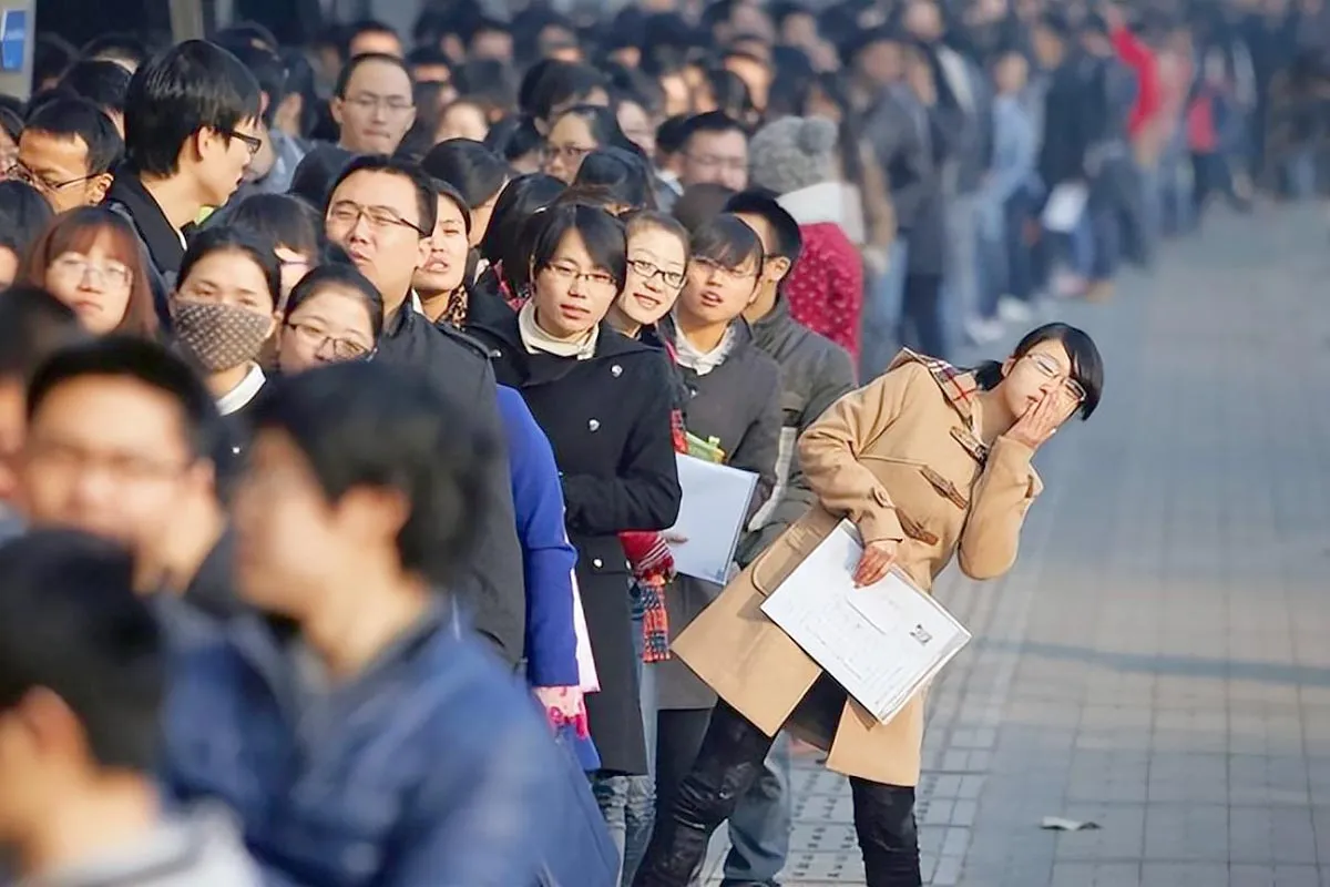 Очередь на биржу труда.