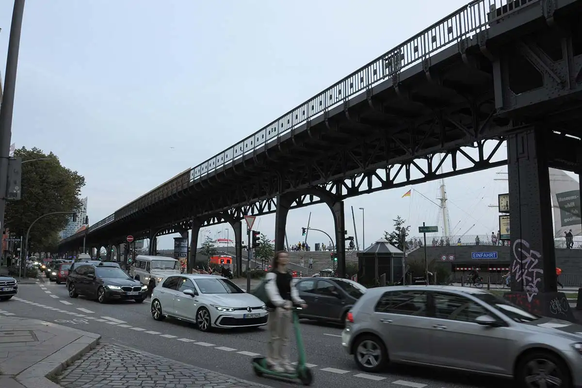 Автомобильный трафик в Гамбурге. 