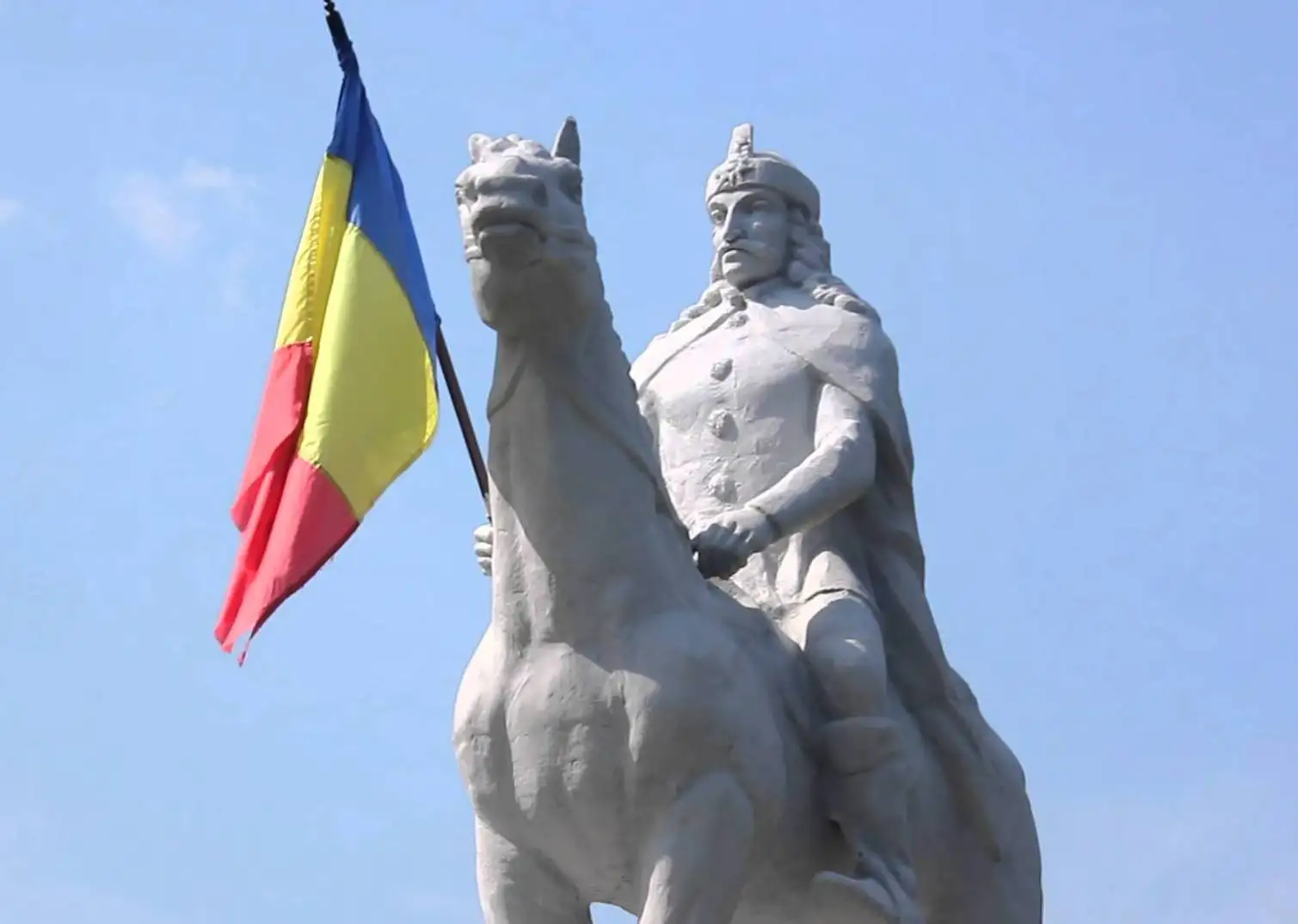 Один из многочисленных памятников господарю Валахии Владу III, расставленных по всей Румынии, на фото выше - тот, что в замке Бран, неподалеку от города Брашова, на границе Мунтении.