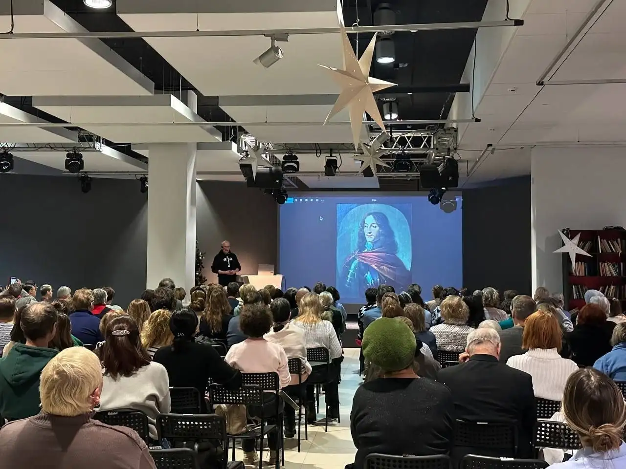 Дмитрий Тараторин на одной из своих регулярных лекций на ВДНХ