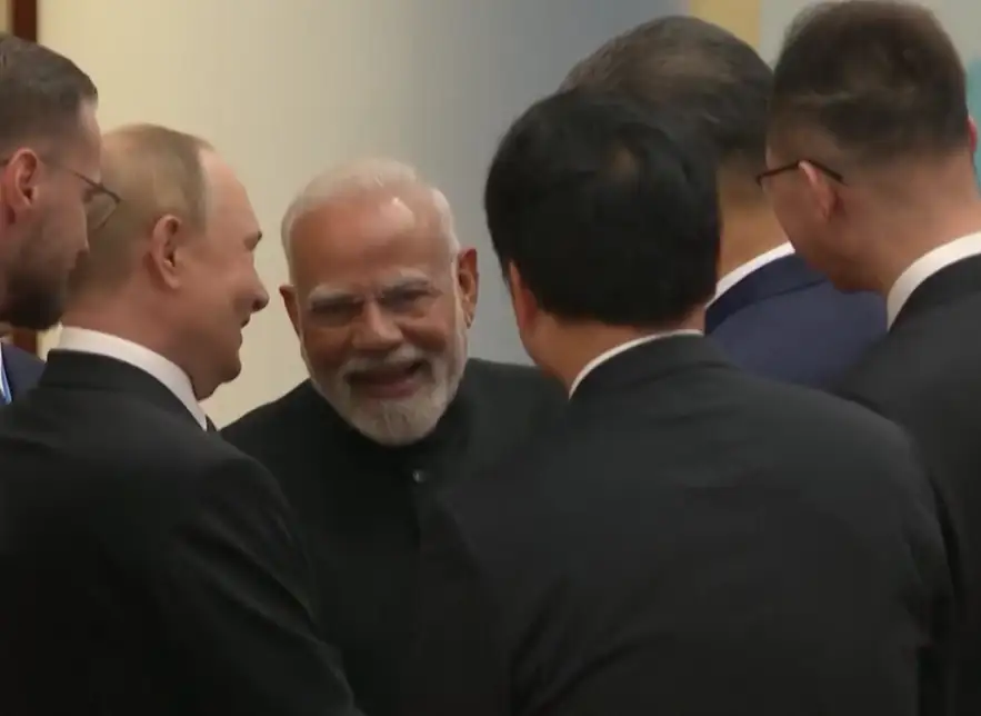 Моди, Путин и Си беседуют на саммите ШОС. 