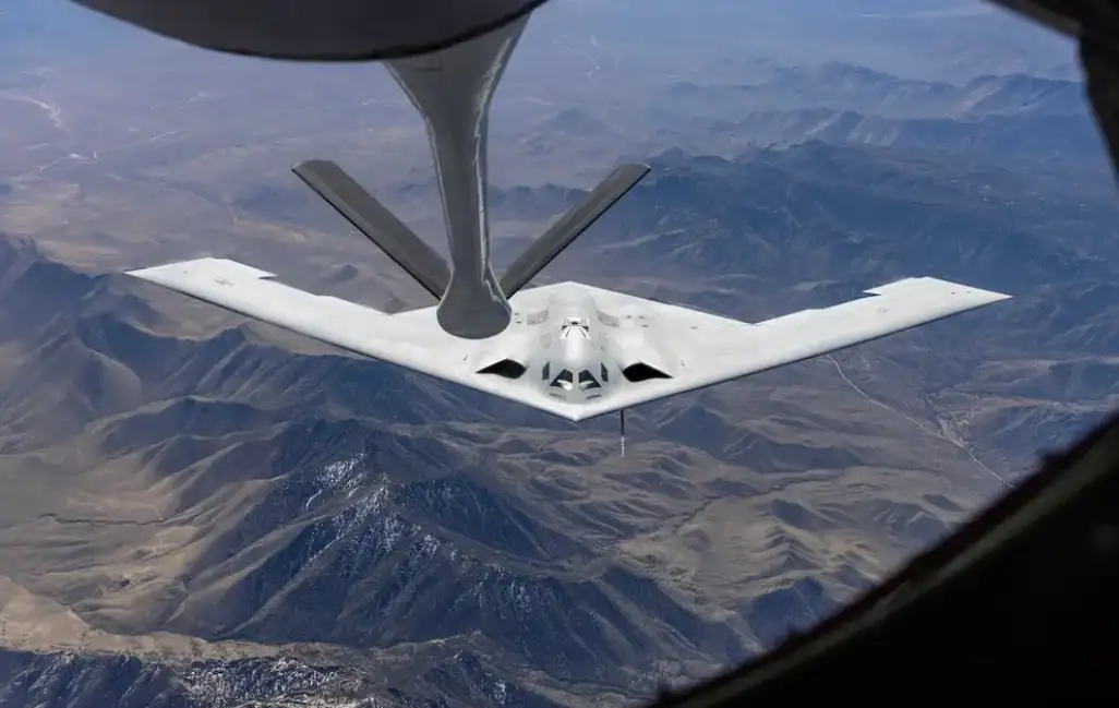 B-21 Raider дозаправляется в воздухе. 