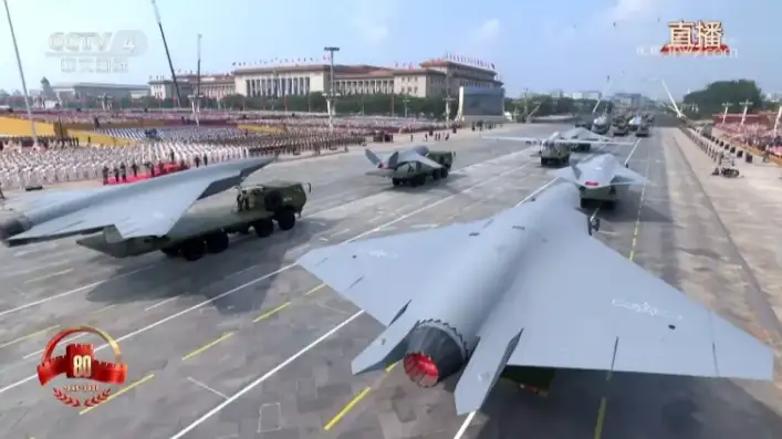 Беспилотные истребители Type B (ближе) и Type А (дальше). 