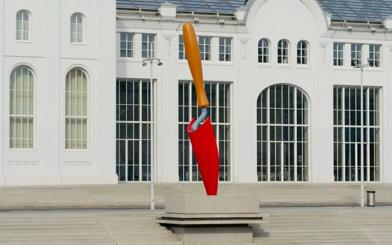 Дом культуры «ГЭС-2», вид с Болотной набережной. 