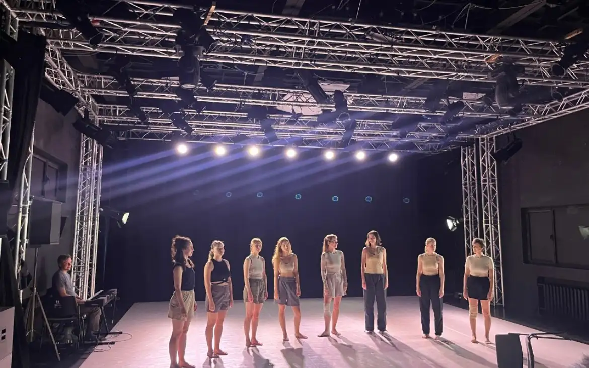 Перформанс Даши Плоховой на сцене КЦ «ЗИЛ». 