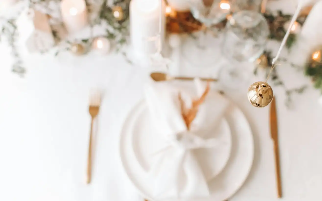 Золото и теплый свет.