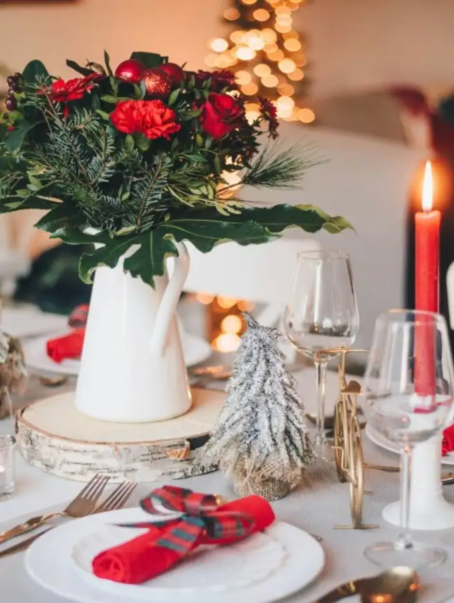 Красно-золотая сервировка.