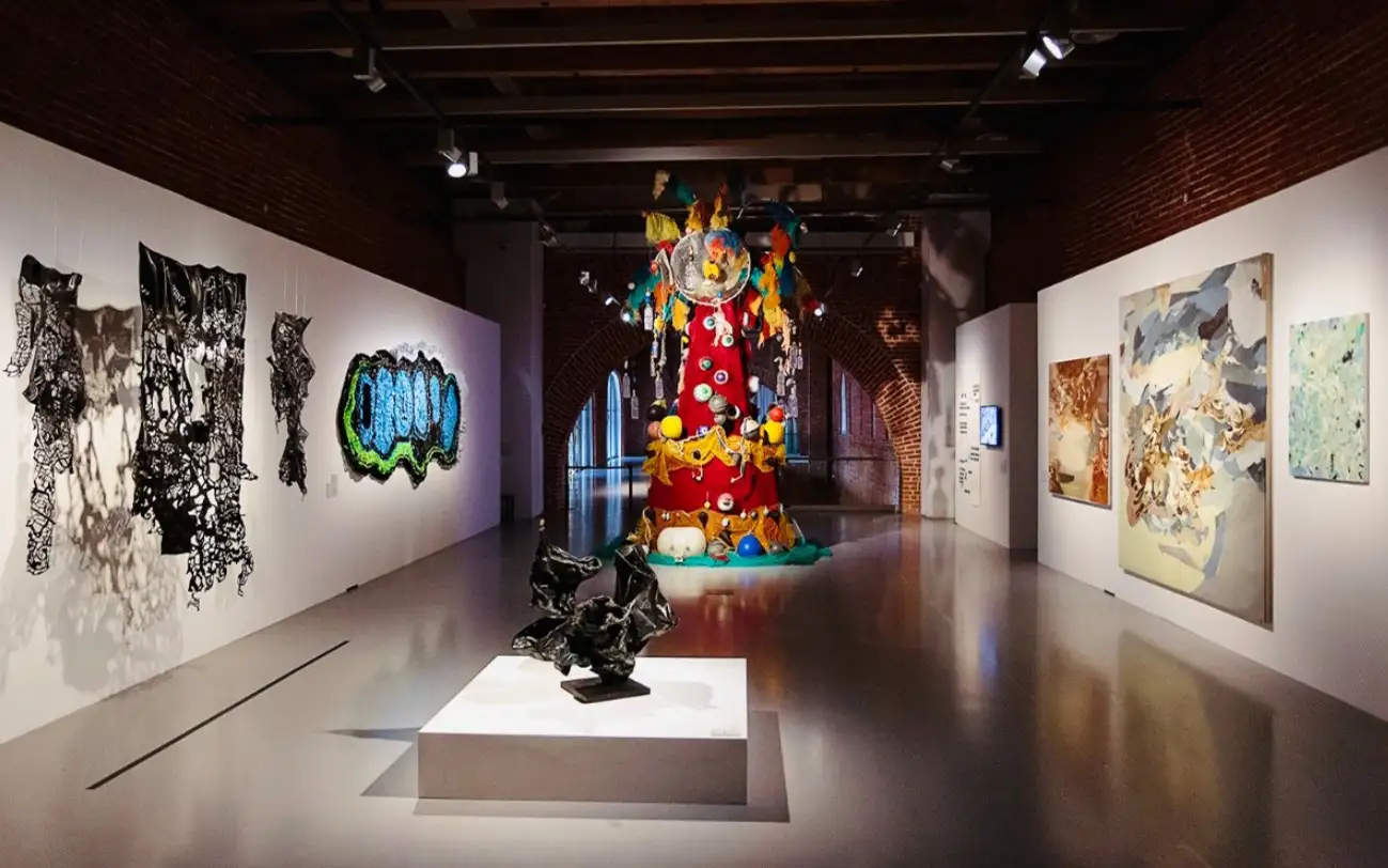 Фрагмент экспозиции выставки «Земное/Планетарное» в Волго-Вятском филиале ГМИИ им. Пушкина («Арсенале»). 