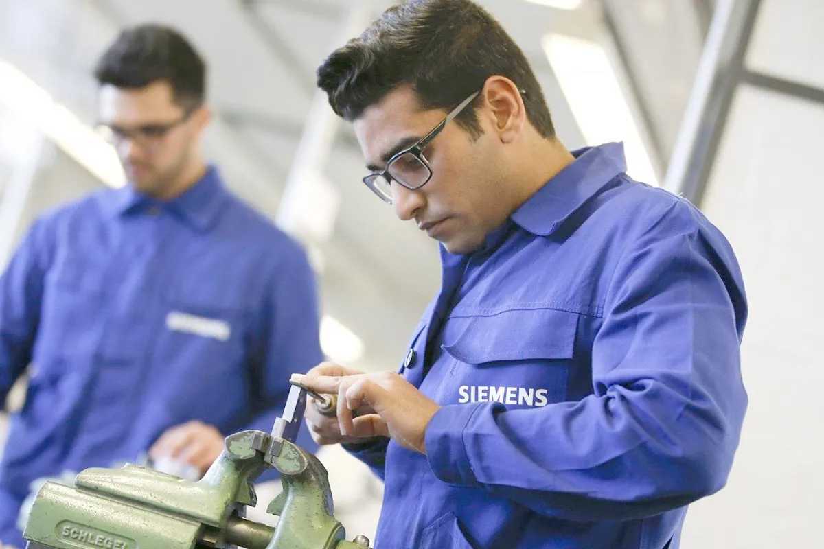 Мигранты на заводе в Германии.