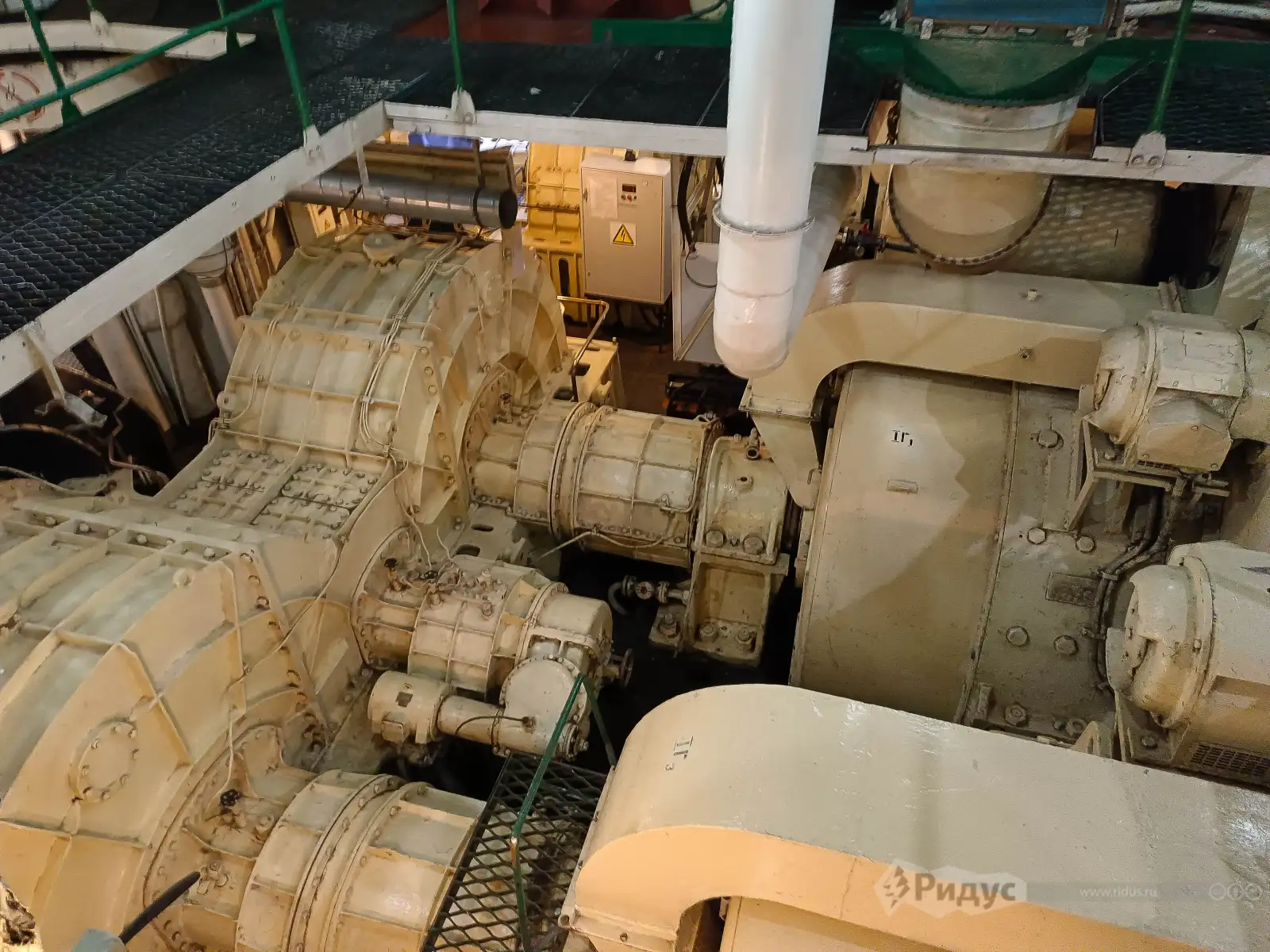 Атомный ледокол «Ленин», редукторы в носовом турбогенераторном машинном отделении.  