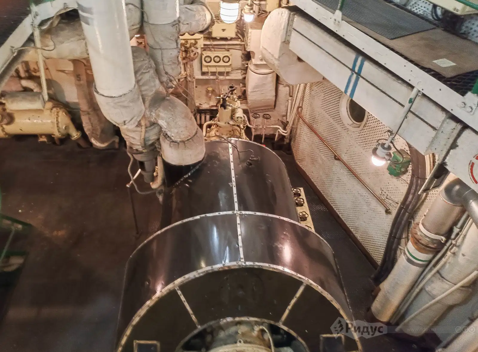 Атомный ледокол «Ленин», авровая турбина под кожухом.  