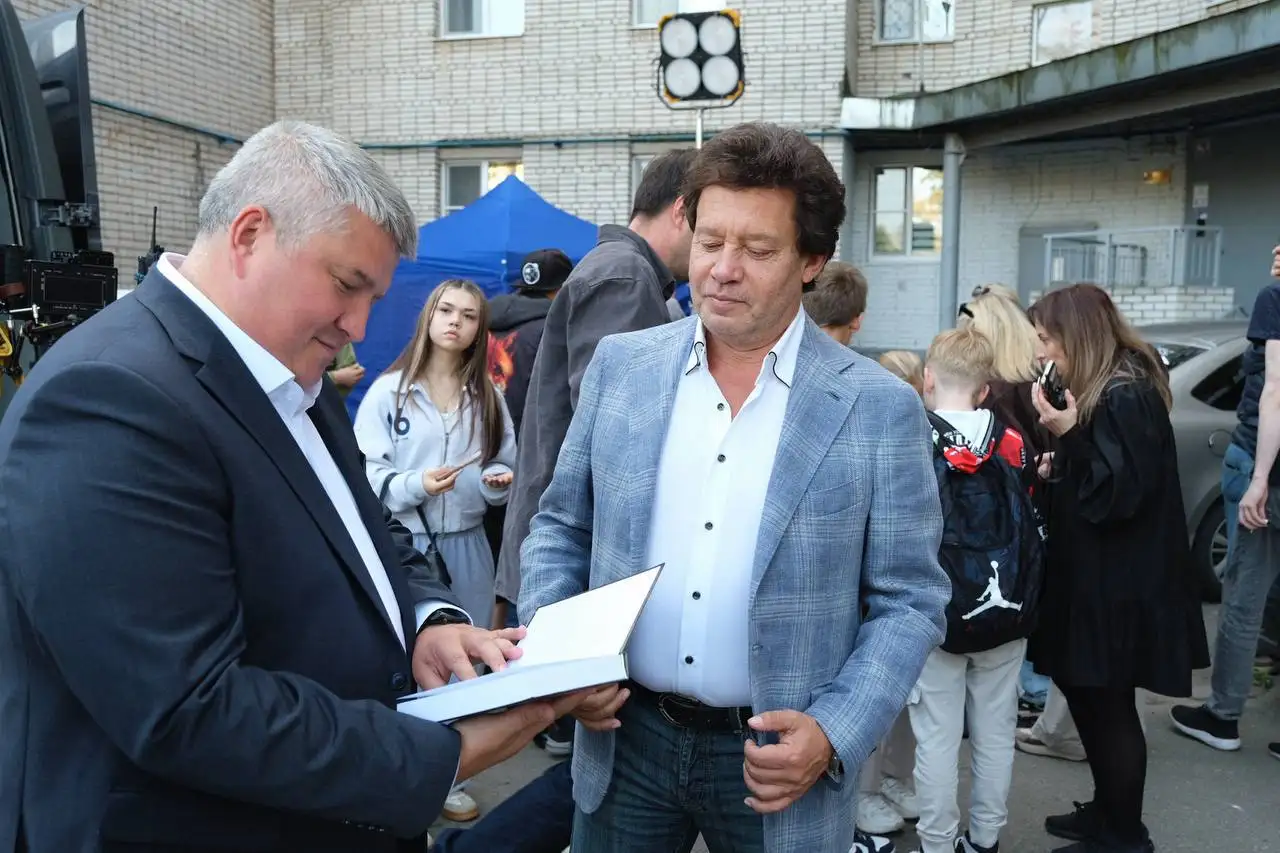 врио губернатора Новгородской области Александр Дронов, вместе с автором книги Виктором Звагельским