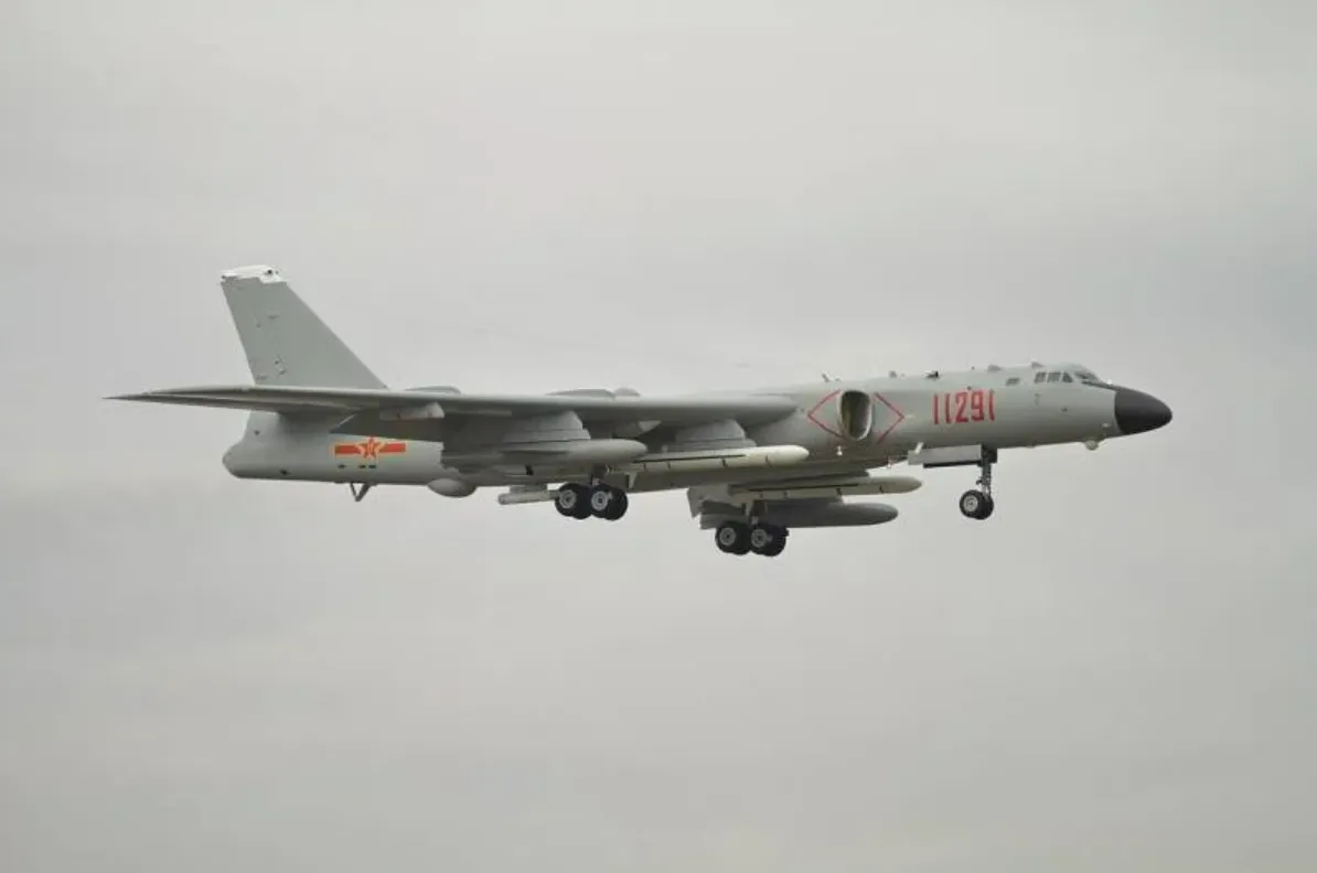 Xian H-6K — основной дальний бомбардировщик НОАК. 