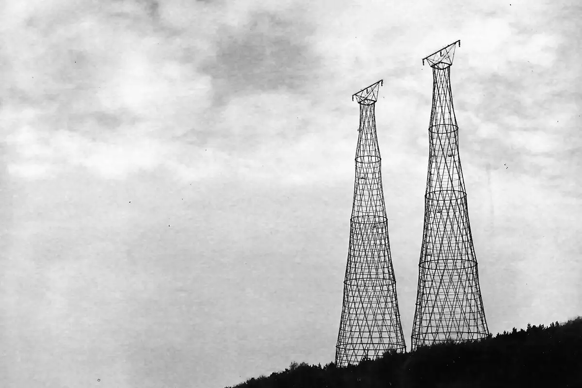 128-метровые башни Шухова на берегу Оки. 