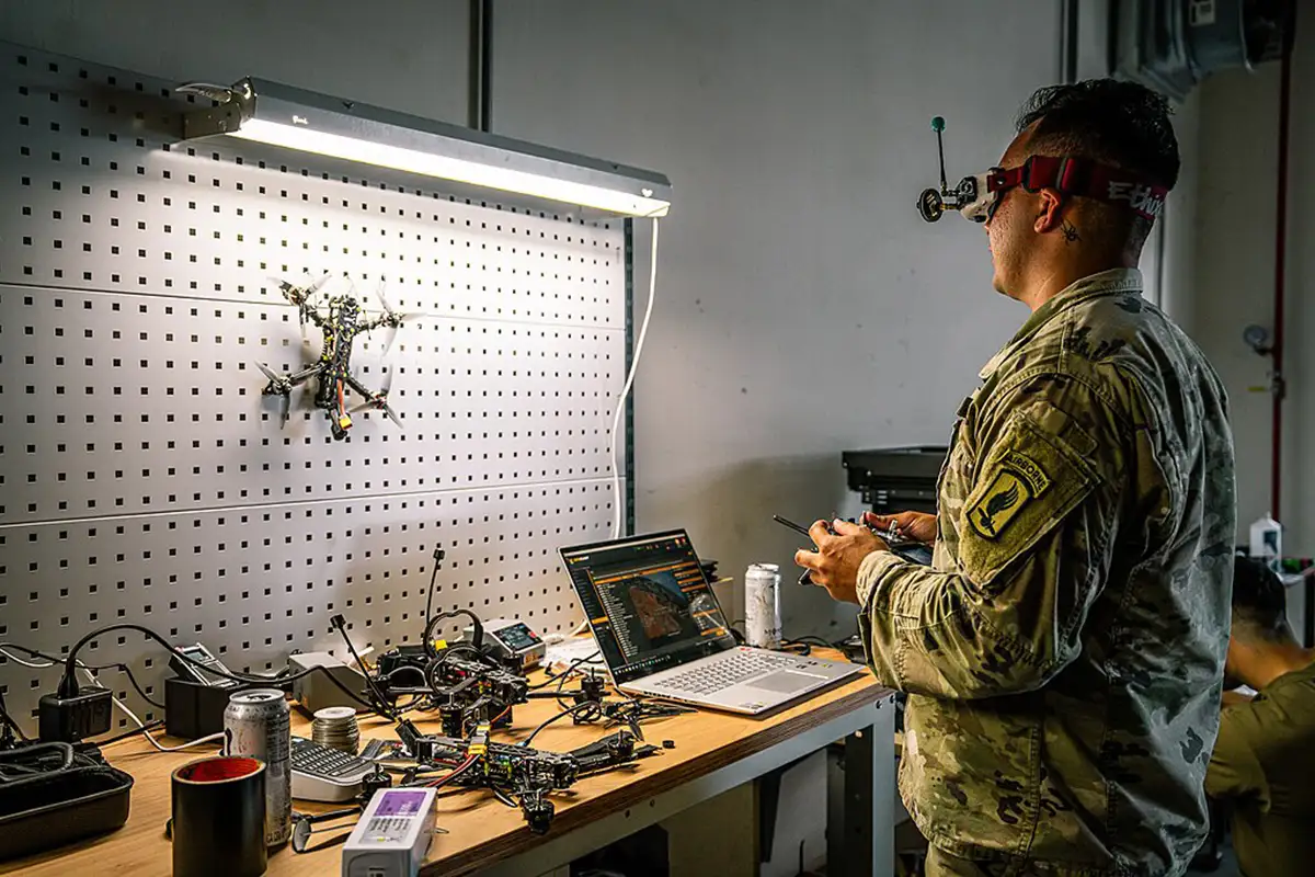 Оператор FPV-дрона. 