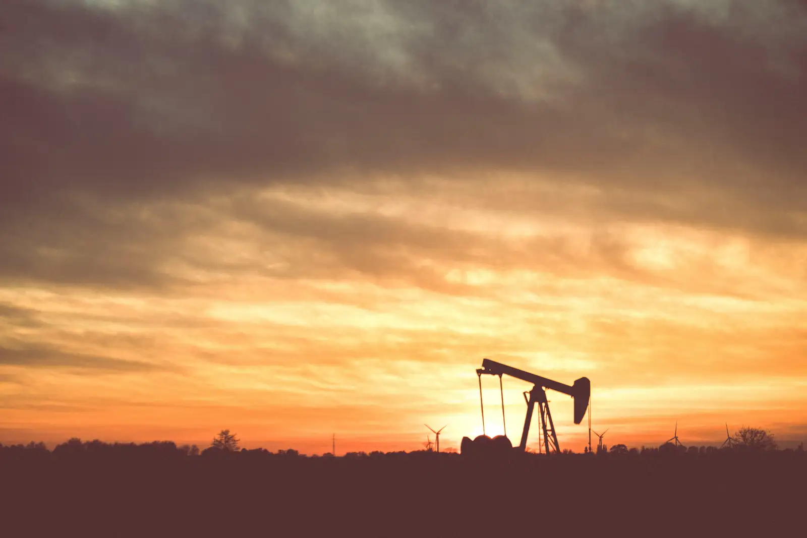 Добыча нефти.