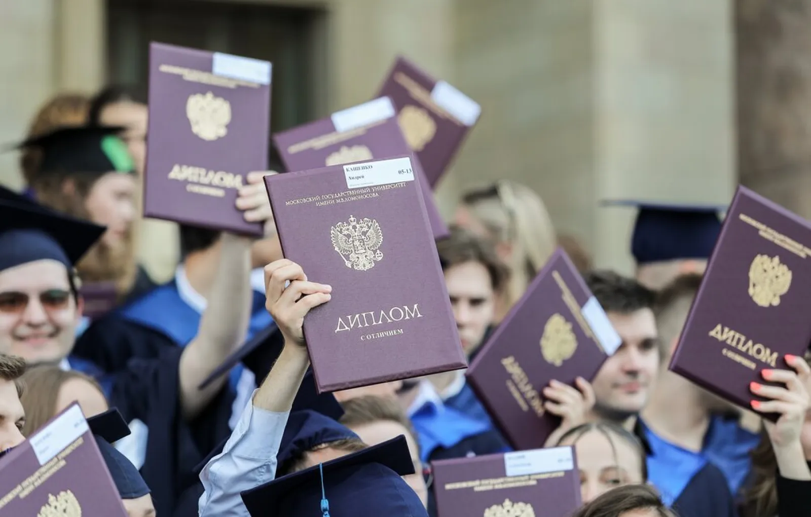 Высшее образование 2024 год. Выпускной в вузе. Молодые специалисты. Выпускники университета. Вузы переводчиков Москва.