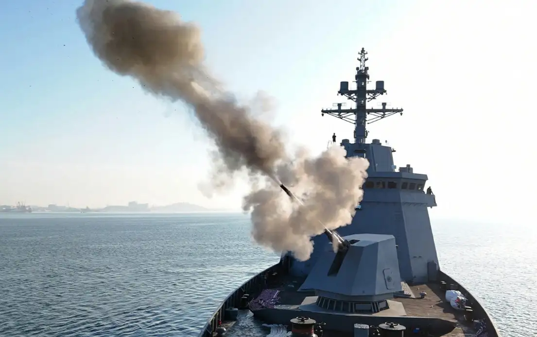 Северокорейский фрегат «Чхве Хён», огонь из носового орудия.  