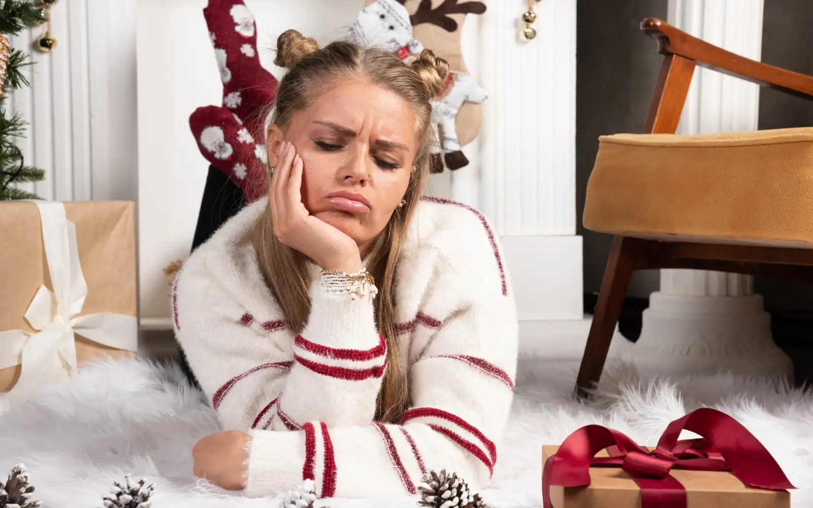 Девушка грустит.