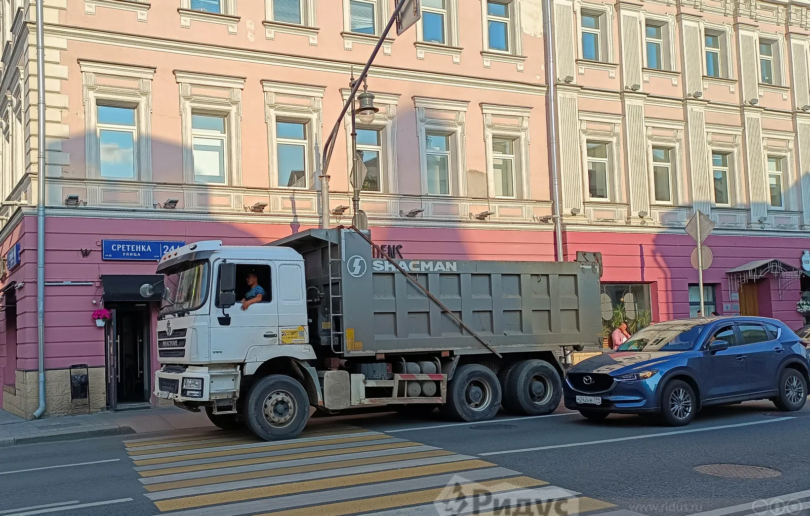 Китайский самосвал SHACMAN в центре Москвы.  