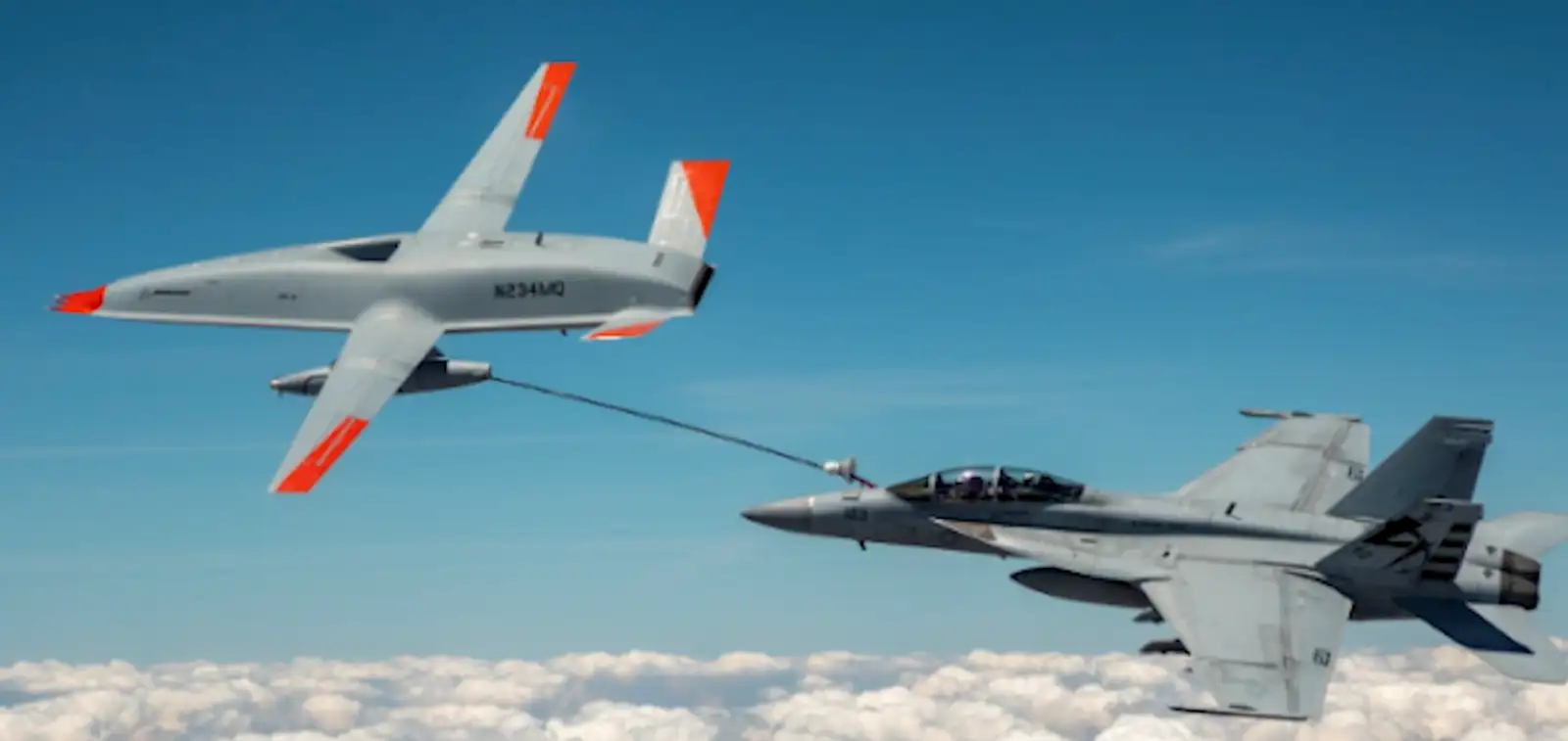 Беспилотный заправщик MQ-25A Stingray заправляет в воздухе истребитель F-18, скриншот видео. 