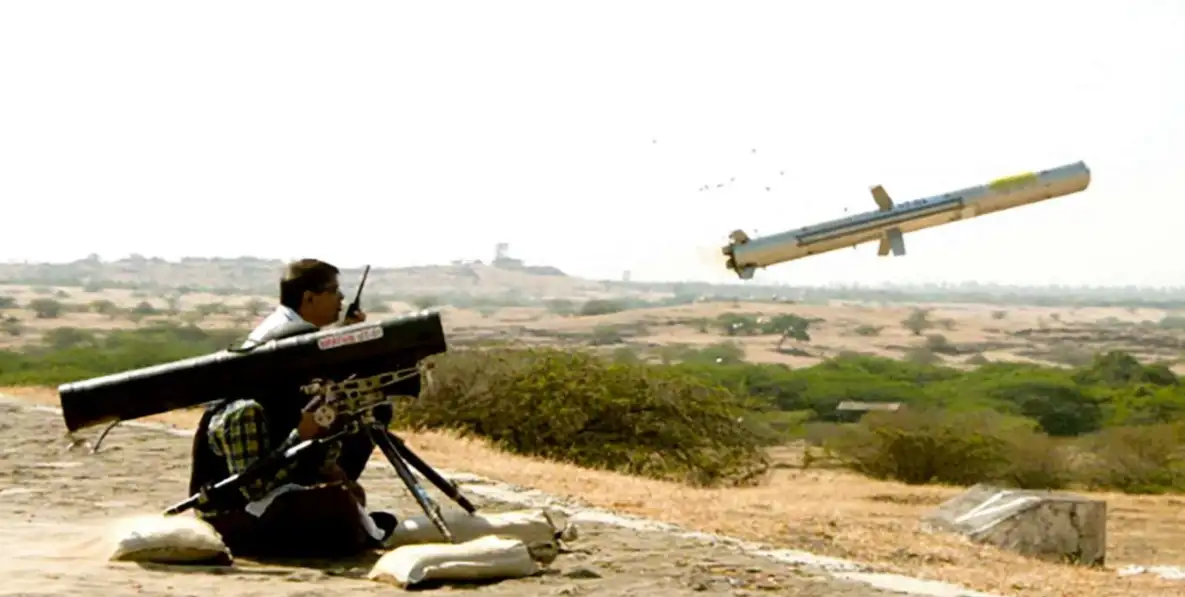 Тестовый запуск противотанковой управляемой ракеты MPATGM по танку-мишени. 