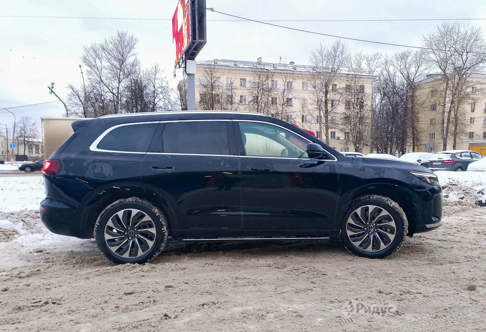 SERES M7, вид с боку. 