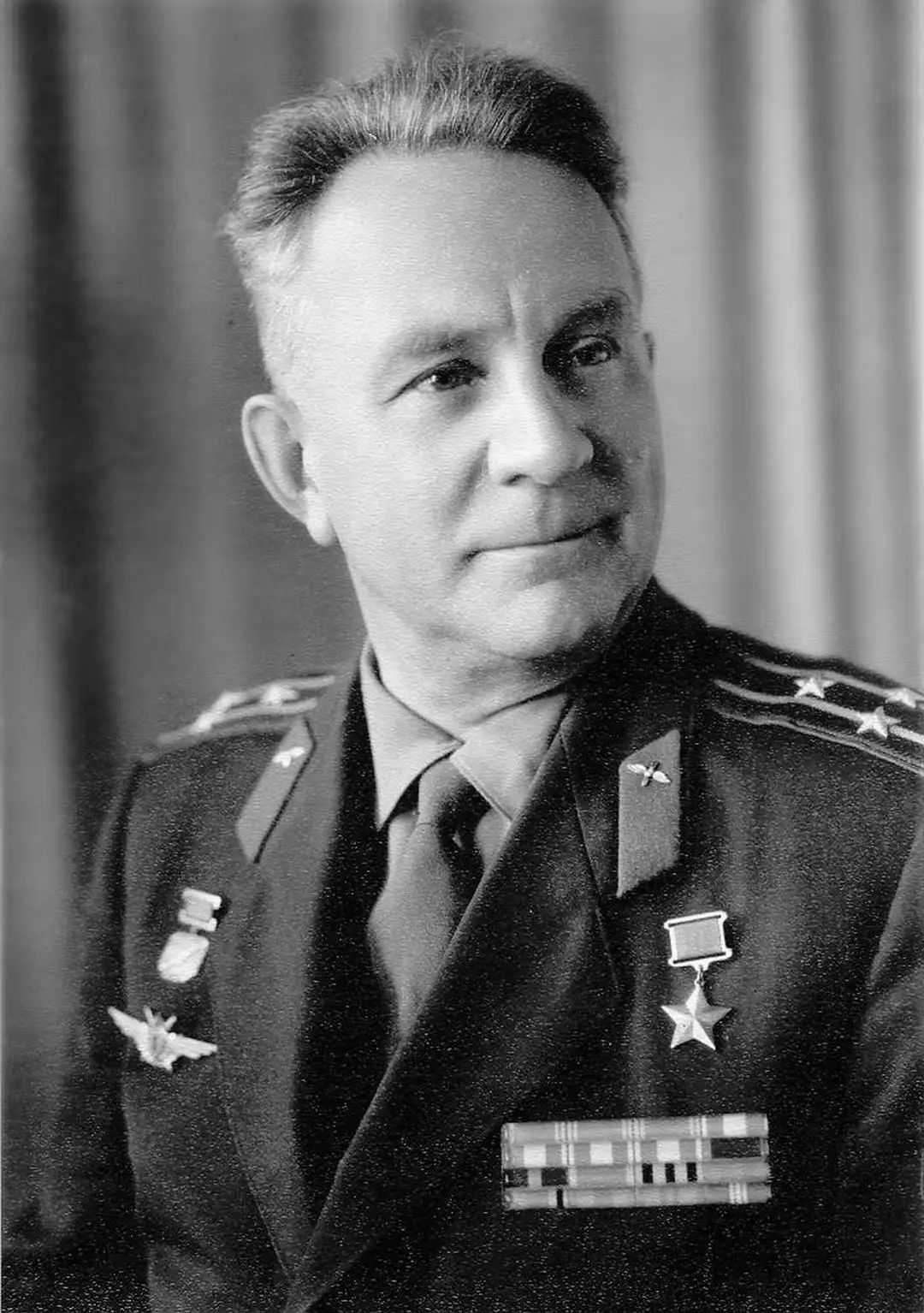 Герой Советского Союза, заслуженный летчик-испытатель СССР Антипов. Герой Советского Союза, заслуженный летчик-испытатель СССР Антипов.