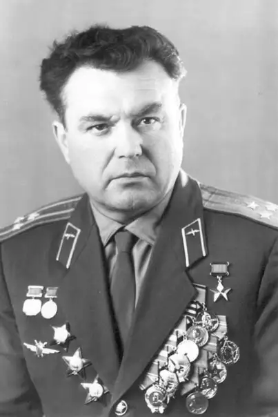 Герой Советского Союза, заслуженный летчик-испытатель СССР Федор Иванович Бурцев. Герой Советского Союза, заслуженный летчик-испытатель СССР Федор Иванович Бурцев.