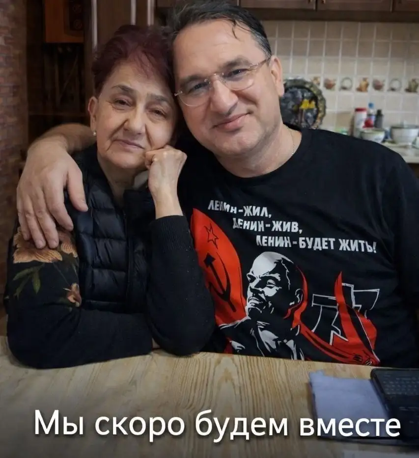Плакат в поддержку заключенного узбекского блогера Азиза Хакимова и его матери 