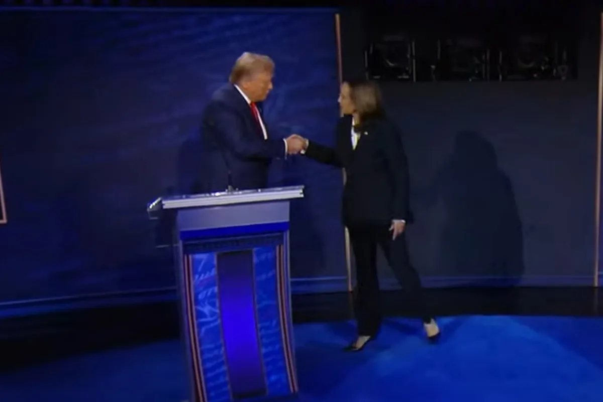 Рукопожатие Трампа и Харрис перед началом теледебатов