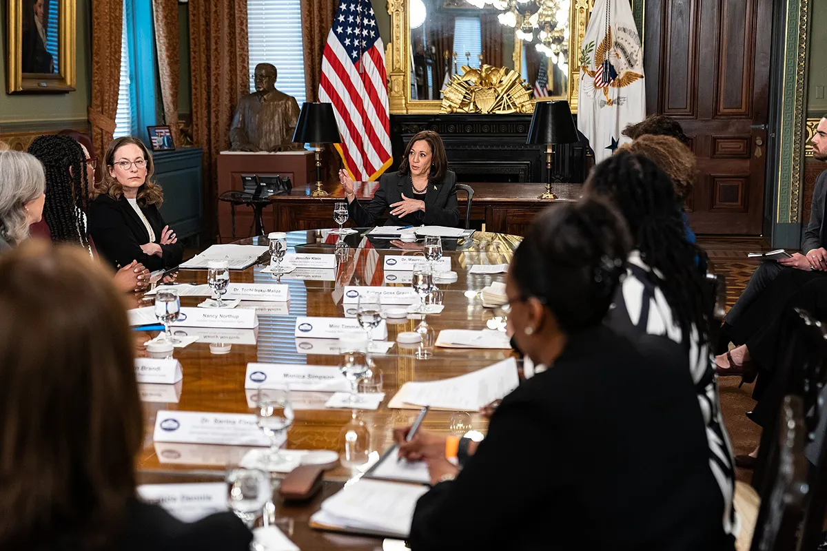 Камала Харрис на совещании по вопросам репродуктивных прав и абортивных препаратов