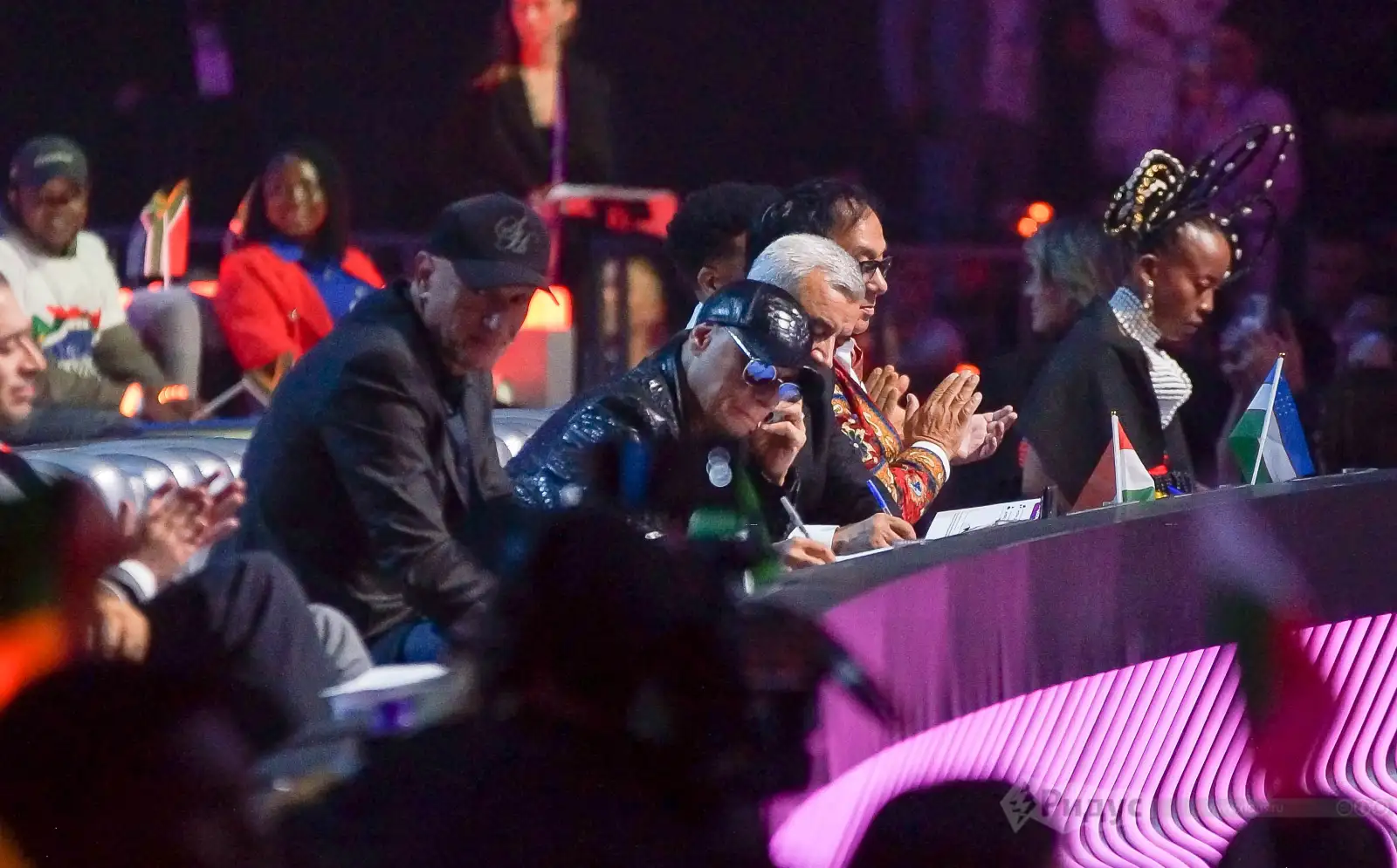 Интервидение-2025, Линн Тернер в жюри конкурса (в черных очках и бейсболке). 