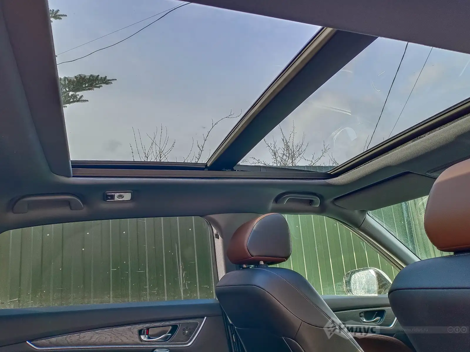 Honda UR-V, панорамная крыша с прозрачным люком. 