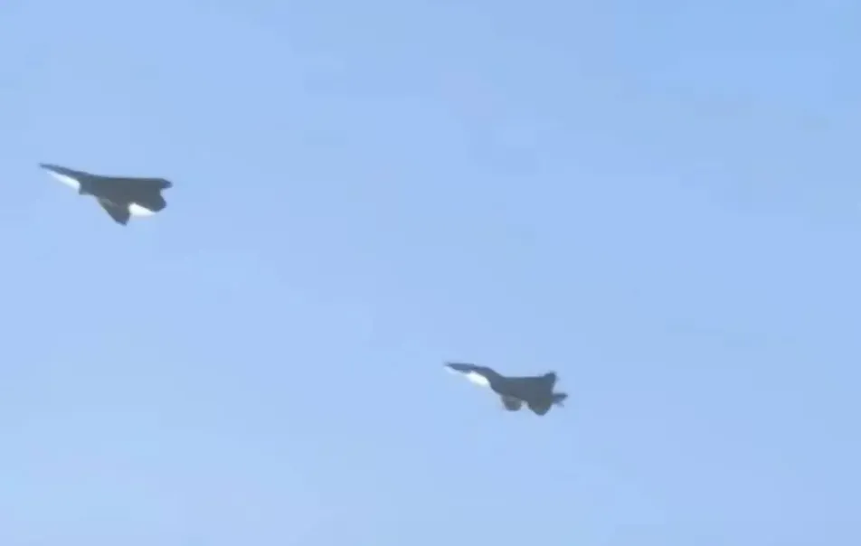 За НЛО неуклонно следовал двухместный истребитель-невидимка Chengdu J-20S...  